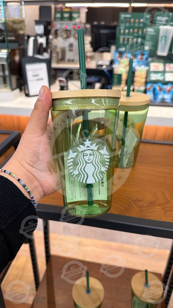 🌿 Tumbler Starbucks Verde Translúcido con Tapa Bamboo
