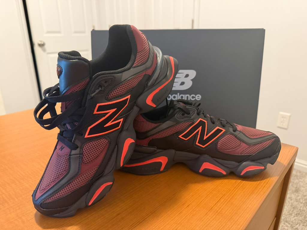 ZAPATILLA NEGRO Y ROJO 9060 TALLA 10.5 (28.5 CENTIMETROS)