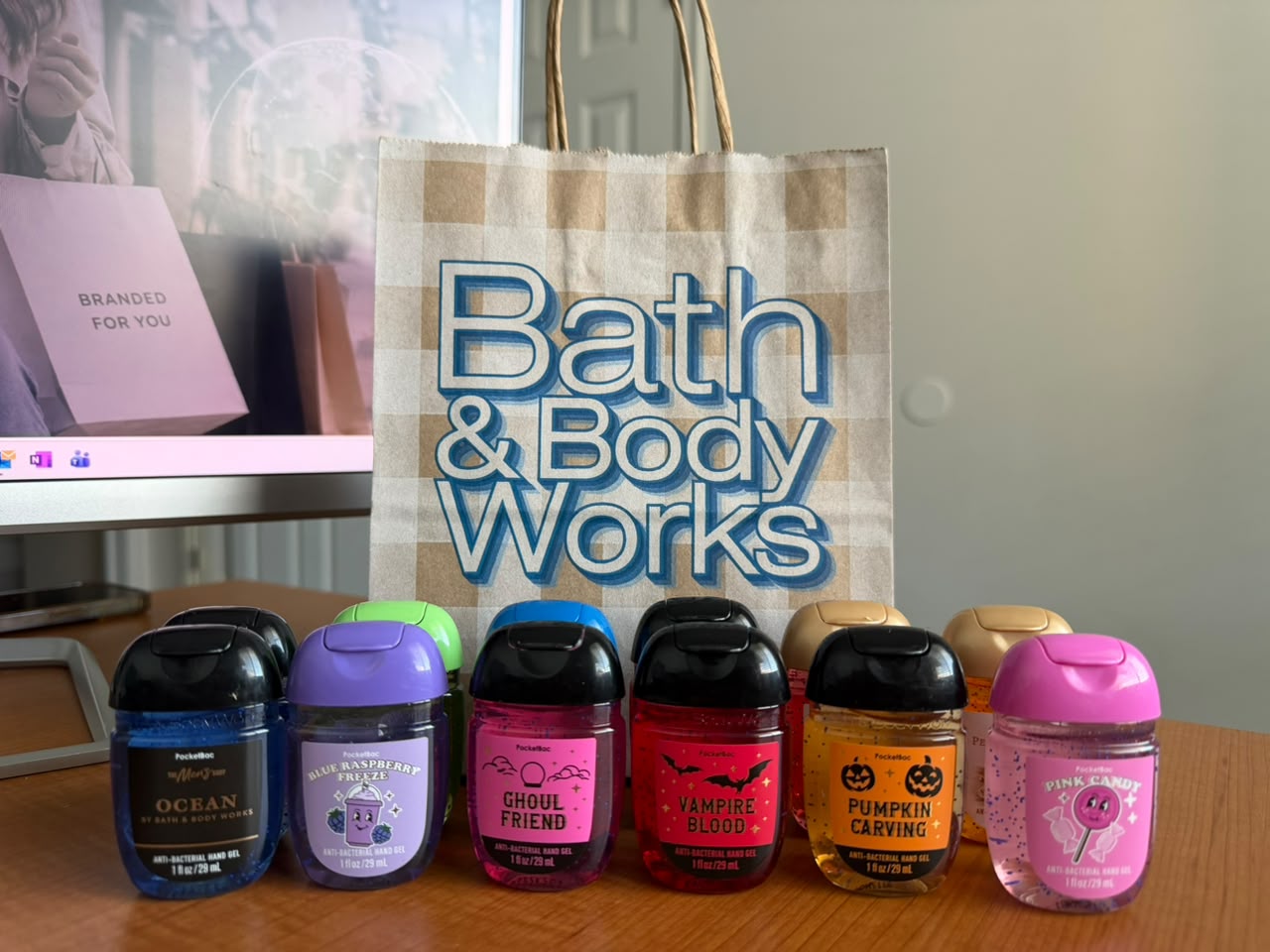 12 GELES ANTIBACTERIALES: 2 VAMPIRE BLOOD, 2 OCEAN, 1 BLUE RASPBERRY FREEZE, 1 GUMI SNACKS, 1 DENIM & DAISLES, 1 PINK CANDY, 1 PUMKIN CARVING,1 GHOUL FRIEND, 1 PUMPKIN PECAN WAFFLES, 1 CHAMPAGNE APPLE & HONEY