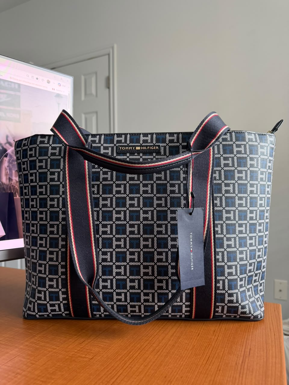 CARTERA TOMMY HILFIGER - MODELO KIARA TOTEL JAQ COLOR TONOS AZUL Y BLANCO