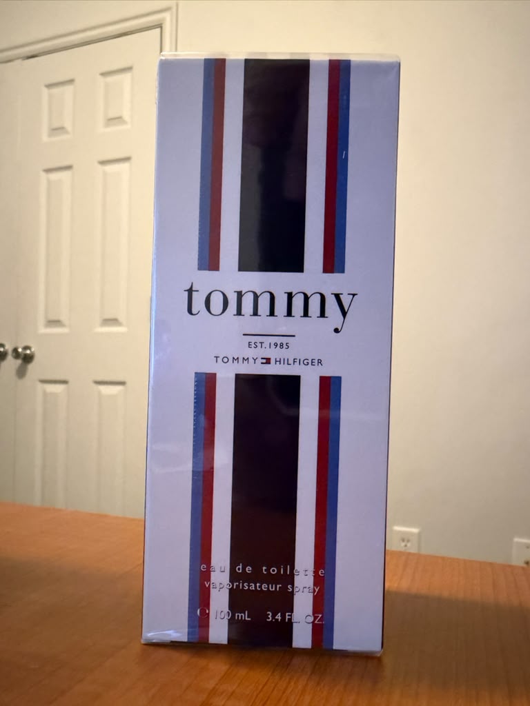 Perfume Tommy Hilfiger Tommy Eau de Toilette 100 ml (3.4 fl oz), fragancia unisex con notas frescas, cítricas y aromáticas, ideal para uso diario, presentación original sellada en caja.