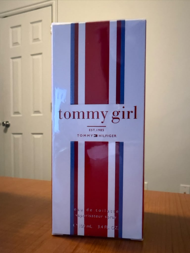 Perfume Tommy Hilfiger Tommy Girl Eau de Toilette 100 ml (3.4 fl oz), fragancia femenina con notas frescas, florales y cítricas, ideal para uso diario, presentación original sellada en caja.