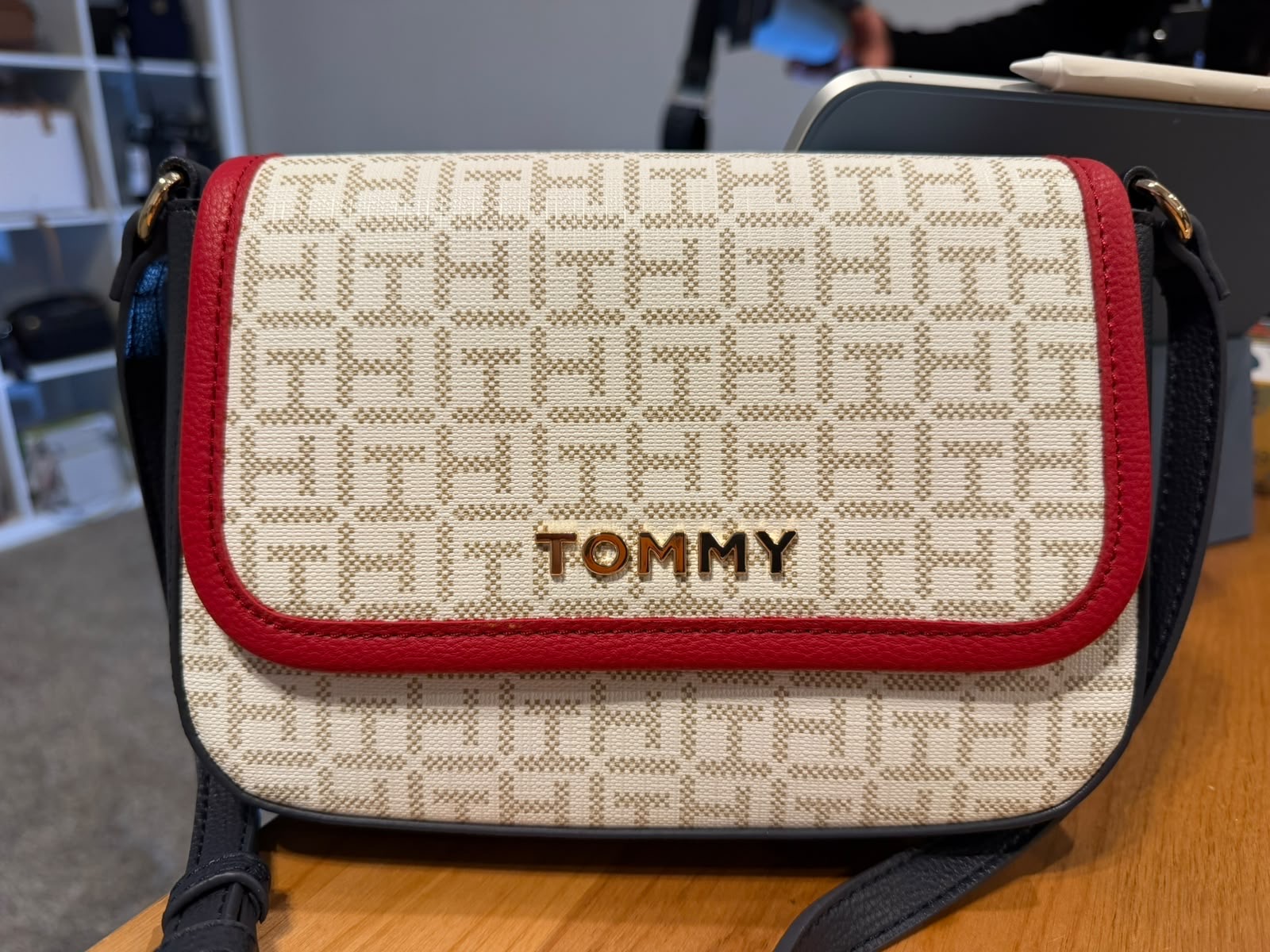 Bolso color azul, blanco, rojo marca Tommy Hilfiger Chelsea II-I