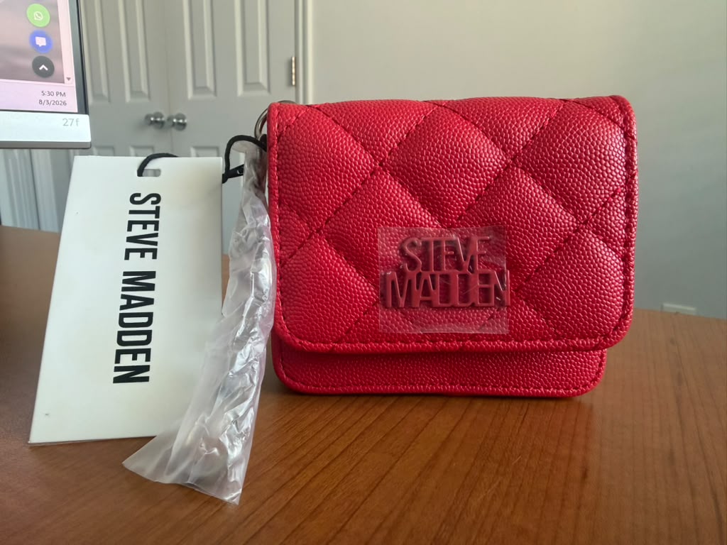 Billetera de diseño acolchado con acabado texturizado en color rojo. Compacta, elegante y práctica para llevar tarjetas, billetes y documentos. Un accesorio moderno que complementa cualquier estilo