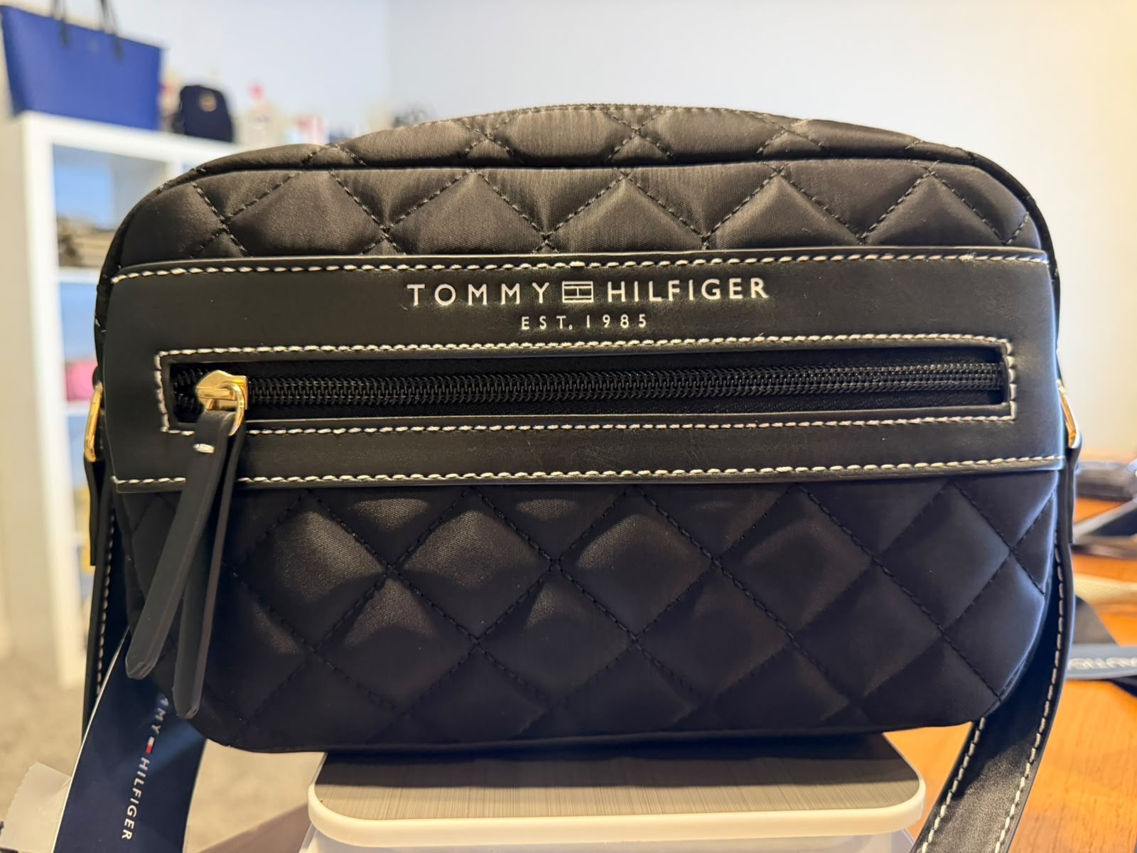 nolso negro con letras blanco de tommy hilfiger con correa regulable