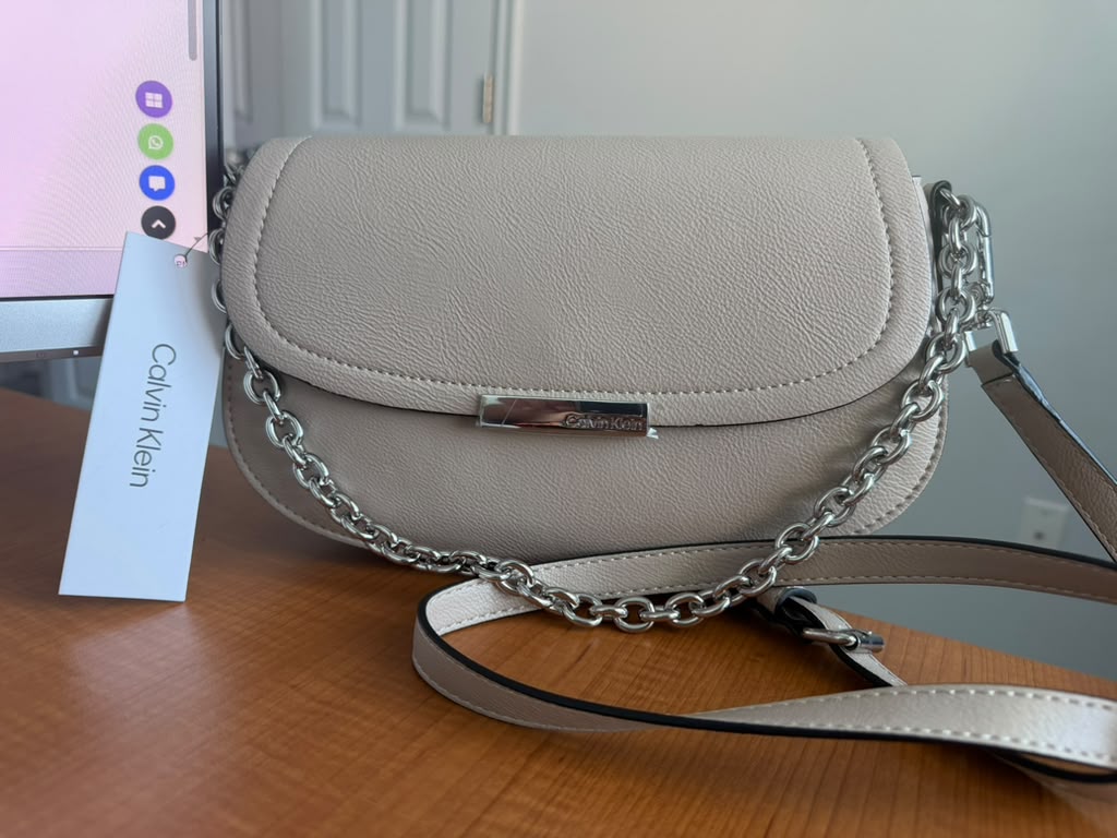 Bolso Calvin Klein con aza de cadena y correa regulable