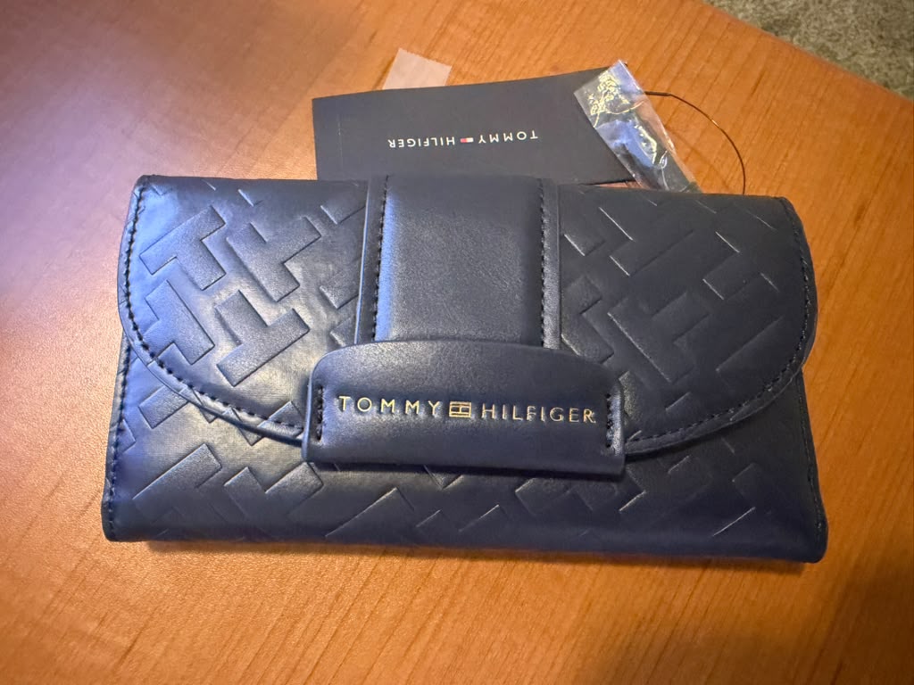 BILLETERA TOMMY HILFIGER COLOR NEGRO TRES CUERPOS